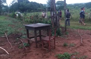Una mesa y una silla cerca del lugar donde fue hallado el cuerpo de Pedro Acosta.