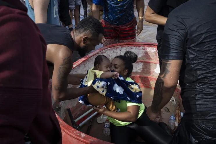 Una mujer es rescatada con su bebé en una zona inundada en la ciudad de Porto Alegre (Brasil).