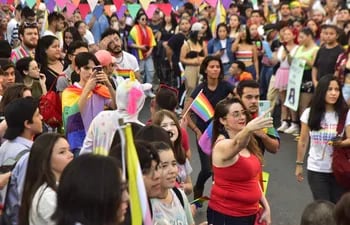 Más de 5.000 personas se hicieron presentes en la marcha de la Parada del Orgullo LGBTI+. El acto central estuvo cargado de eufóricos  discursos, buena música y festival artísticos que se realizó frente al local de SomosGay.