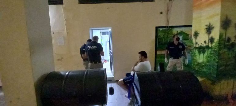 Agentes de la Policía requisan la celda de Miguel Ángel Servín Palacios, en la cárcel de Emboscada.