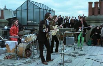 Ringo Starr, Paul McCartney, John Lennon, y George Harrison, integrantes de The Beatles, durante el famoso concierto en la azotea que forma parte de "Let it Be".