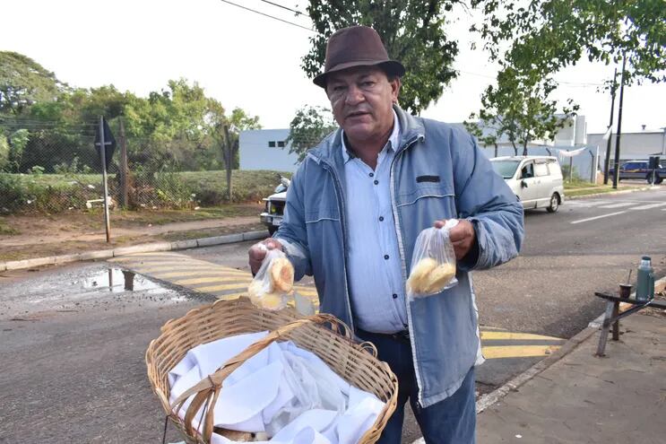 Abelino Ramírez oferta sus productos para Semana Santa.