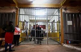 El Ministerio de Justicia de Paraguay ordenó la intervención del penal de Tacumbú, el mayor del país, después de la fuga de dos reos, uno de los cuales fue recapturado.