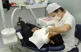 Los odontólogos ya tienen  la formación académica de esterilización y de bioseguridad para brindar atención, solo tendrán que adecuar  algunos procedimientos a los protocolos establecidos.