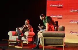 Ross Marquand conversando con los presentadores Elessar y Majo Peralta, al inicio de la segunda jornada de la ComicCon Paraguay.