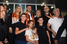 Wanda Nara y Maurco Icardi junto a Valentino, Constantino, Benedicto, Isabella y Francesca disfrutando del recibimiento de la hinchada del club Galatasaray.