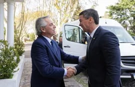 El presidente de Argentina, Alberto Fernández (i), junto al presidente electo de Paraguay, Santiago Peña. (EFE)