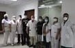 El equipo médico dirigido por el Prof. Agustín Saldívar junto a los pacientes que recibieron un nuevo riñón en el momento en que fueron dados de alta.