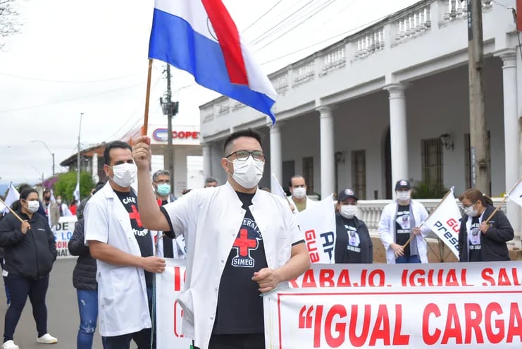 Con bandera paraguaya, pasacalles y pancartas los médicos marcharon por la ciudad de Villarrica.
