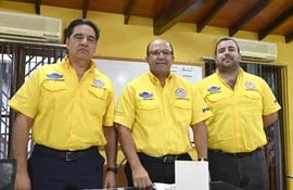Amado Ortiz (centro), Carlos Cortázar  y Augusto Masi durante el acto asambleario del jueves.
