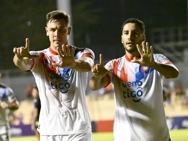 Diego Churín (i) y Cecilio Domínguez, futbolistas de Cerro Porteño, celebran un gol en el partido ante Sportivo Trinidense por la duodécima jornada del torneo Apertura 2024 del fútbol paraguayo en el estadio Arsenio Erico, en Asunción.