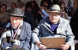Don Simón González (102) (i) junto a su colega Don Heradio Lezcano (103) (d).