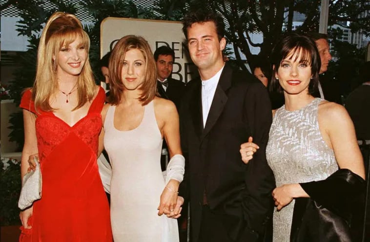 Matthew Perry junto a sus compañeras de elenco de "Friends" Lisa Kudrow, Jennifer Aniston y Courteney Cox durante la gala de los Globos de Oro del 21 de enero de 1996.