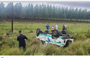 La ambulancia de Yuty volcada al costado de la ruta PY08 en la zona del Cruce Cara Cara-i, distrito de Bertoni, departamento de Caazapá. Una beba que era derivada al hospital de Caazapá falleció en el accidente.