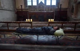 Andrea Stewart prueba su cama antes de que la noche caiga en la iglesia de Santa María, donde los huéspedes pagan para pasar la noche.