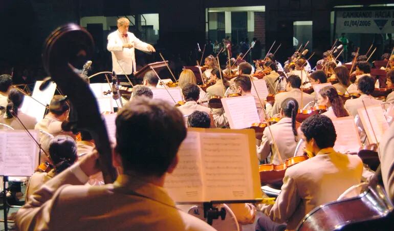 Florentín Giménez dirigiendo la Orquesta Sinfónica Nacional en un concierto realizado en el año 2005.