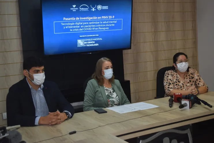 Matías Denis, Nadia Czeraniuk y Carmen Cabral, coordinadora regional de enfermedades crónicas no transmisibles del Ministerio de Salud Pública.