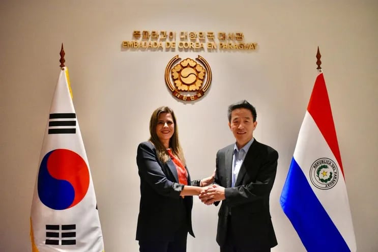 La senadora destituida Kattya González (PEN) con el embajador de Corea, Chan-sik Yoon.