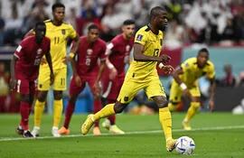 Enner Valencia convierte de penal el primer tanto de Ecuador sobre Qatar en la inauguración del Mundial Qatar 2022.