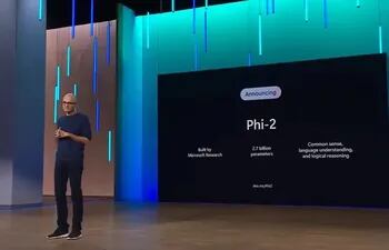 Microsoft ha presentado su nueva Inteligencia Artificial potenciada por un modelo de lenguaje pequeño, Phi-2, que utiliza 2,7 mil millones de parámetros para alcanzar capacidades de razonamiento y comprensión de lenguaje con un rendimiento igual o superior a modelos hasta 25 veces más grandes.