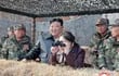 Ju Ae, con binoculares, observa un entrenamiento de tropas de Corea del Norte.