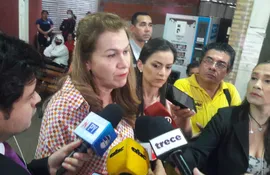 La Dra. María Teresa Barán, ministra de Salud, durante su recorrido en el Hospital de Villa Elisa.