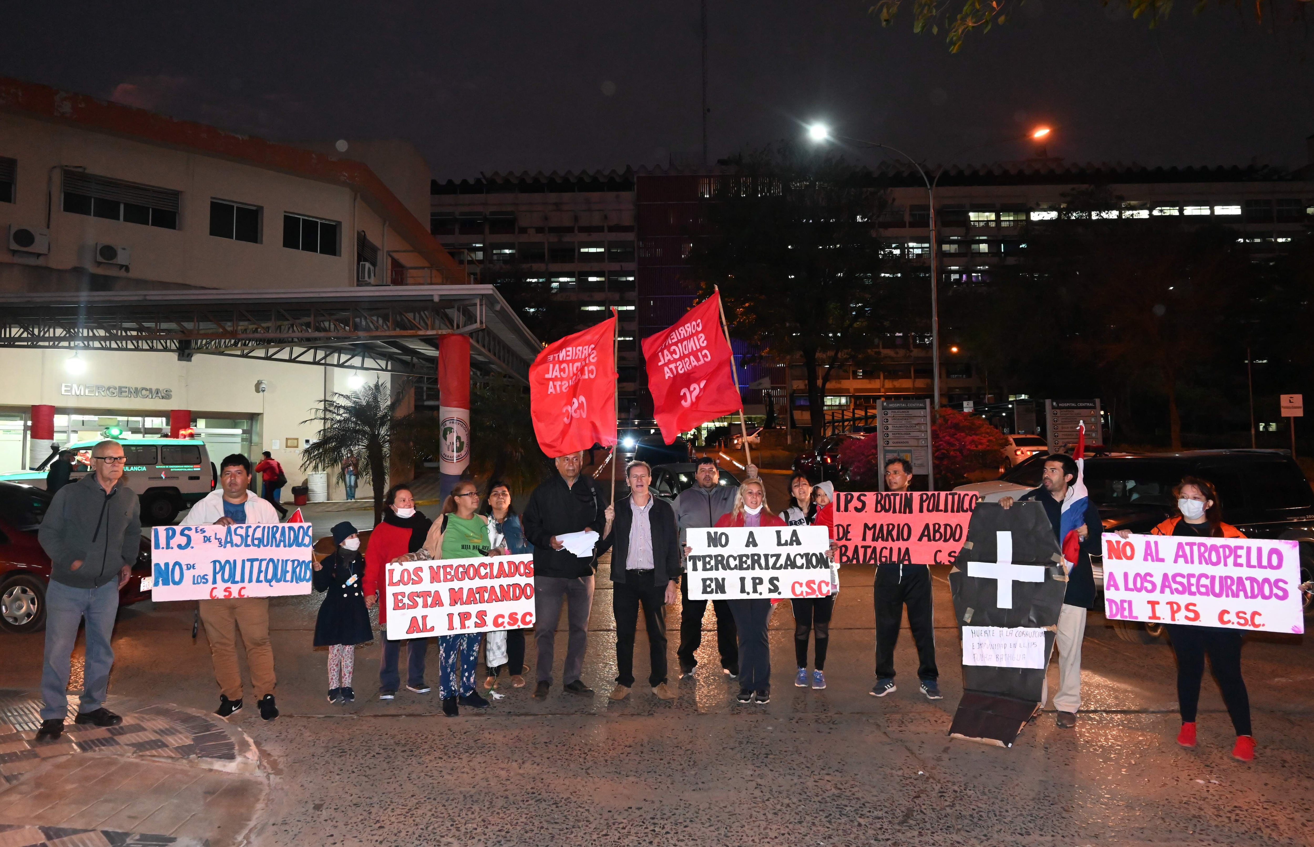 Asegurados y familiares se manifestaron el viernes pasado para denunciar las carencias del IPS. 