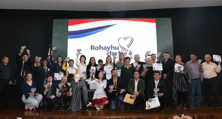 Artistas, docentes, comunicadores, deportistas y otros promotores de la lengua guaraní son reconocidos anualmente con el trofeo "Rohayhu Che Ñe'ê".