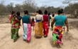 Mujeres de la comunidad Manjui caminando