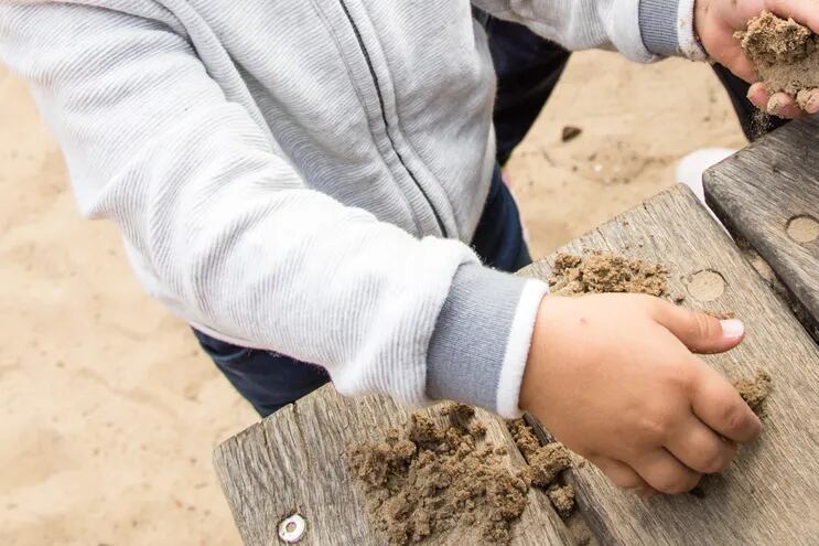 ¡A jugar con arena! El contacto con la suciedad no siempre es malo para los niños.