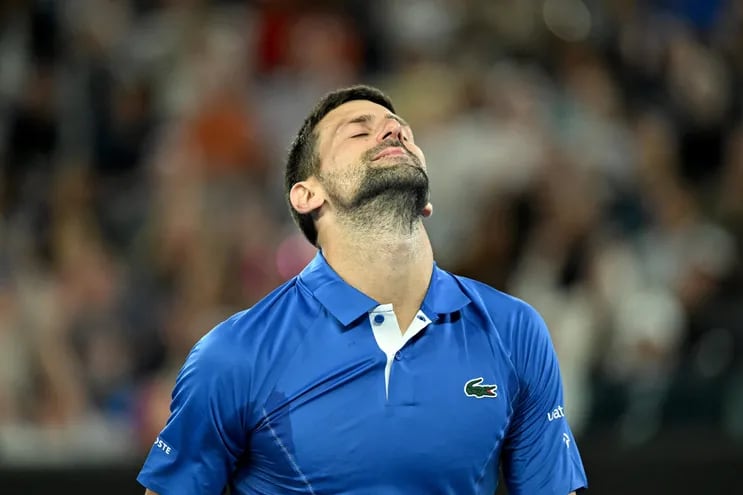 Novak Djokovic de Serbia reacciona durante su partido de segunda ronda contra Alexei Popyrin de Australia el día 4 del Abierto de Australia 2024 en Melbourne Park en Melbourne, Australia, el 17 de enero de 2024.