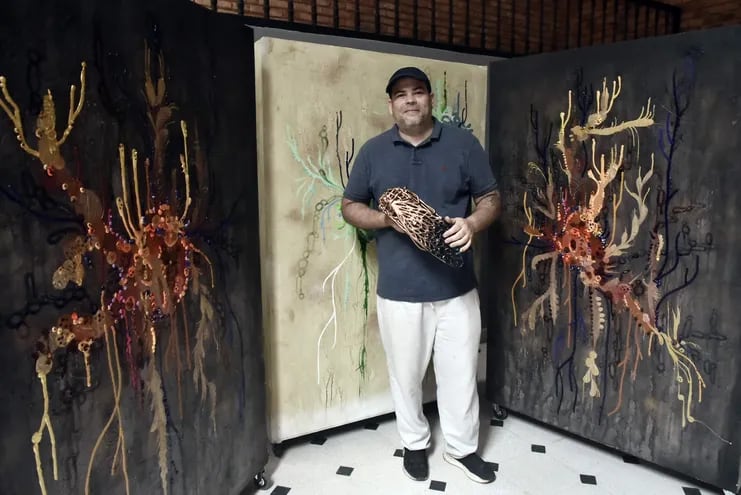 El artista argentino Andrés Paredes, uno de los invitados internacionales de la Feria de Arte Oxígeno, posa con sus trabajos.