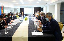 Las delegaciones de Paraguay y de la UE analizaron la cooperación en la Cancillería nacional.