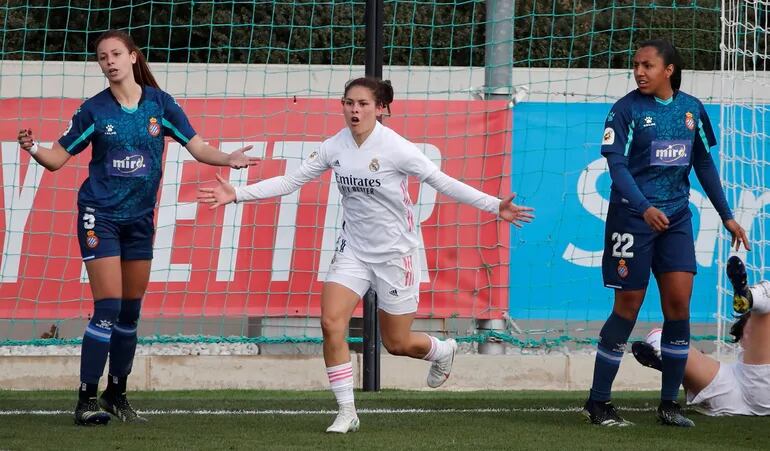 Jessica Martínez inicia el festejo del segundo gol que marcó ayer para Real Madrid ante Espanyol.