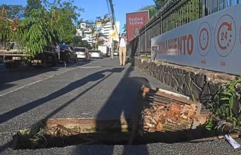 Vereda en pésimo estado genera un peligro para peatones sobre la avenida Choferes del Chaco de Asunción.
