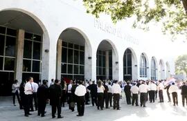 Funcionarios del Poder Judicial acordaron realizar una huelga de un mes, con sus pares del Ministerio Público. Este lunes los líderes gremiales definen  cuándo se inicia la medida.