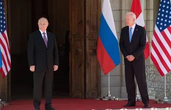 El presidente de EE.UU., Joe Biden (d) y el gobernante ruso, Vladimir Putin. Por ahora no habrá comunicación directa entre ambos líderes.  (AFP)