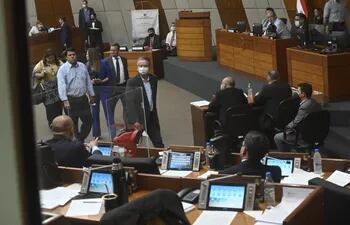 Diputados se retiran para dejar sin quorum la sesión en que se trata el juicio político a Sandra Quiñónez.