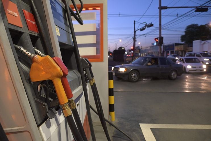 En febrero se espera una nueva suba de precios de los combustibles.