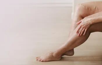 La pierna dolorosa se hincha en forma asimétrica, y es caliente con signos inflamatorios, mientras que la otra pierna está normal.