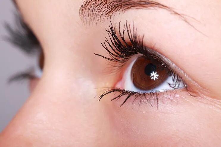 El glaucoma es una enfermedad ocular crónica y por lo general asintomática (no produce dolor de cabeza, no arde ni pica, no causa ojo rojo ni tampoco produce dolor ocular).