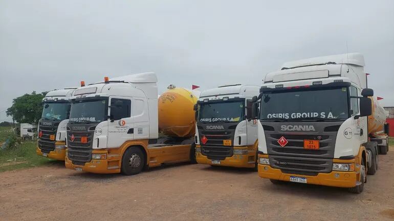 Camiones cargados de GLP de Petropar dentro del predio de la aduana argentina en Pilcomayo.