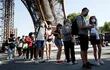 Visitantes que llevan máscaras protectoras hacen cola mientras esperan la reapertura parcial de la Torre Eiffel el 25 de junio de 2020 en París, mientras Francia alivia las medidas de bloqueo tomadas para frenar la propagación del COVID-19.