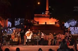 El grupo Néstor Ló y los Caminantes deleitó al público presente en el Festival por el 484° aniversario de Asunción que se celebra en la Escalinata Antequera.