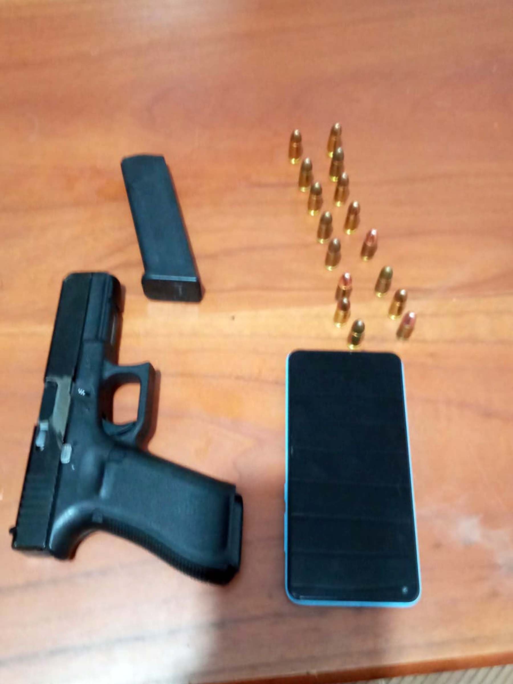 La pistola Glock calibre 9 milímetros con la que el supuesto matón debía eliminar a un miembro de la comunidad religiosa.