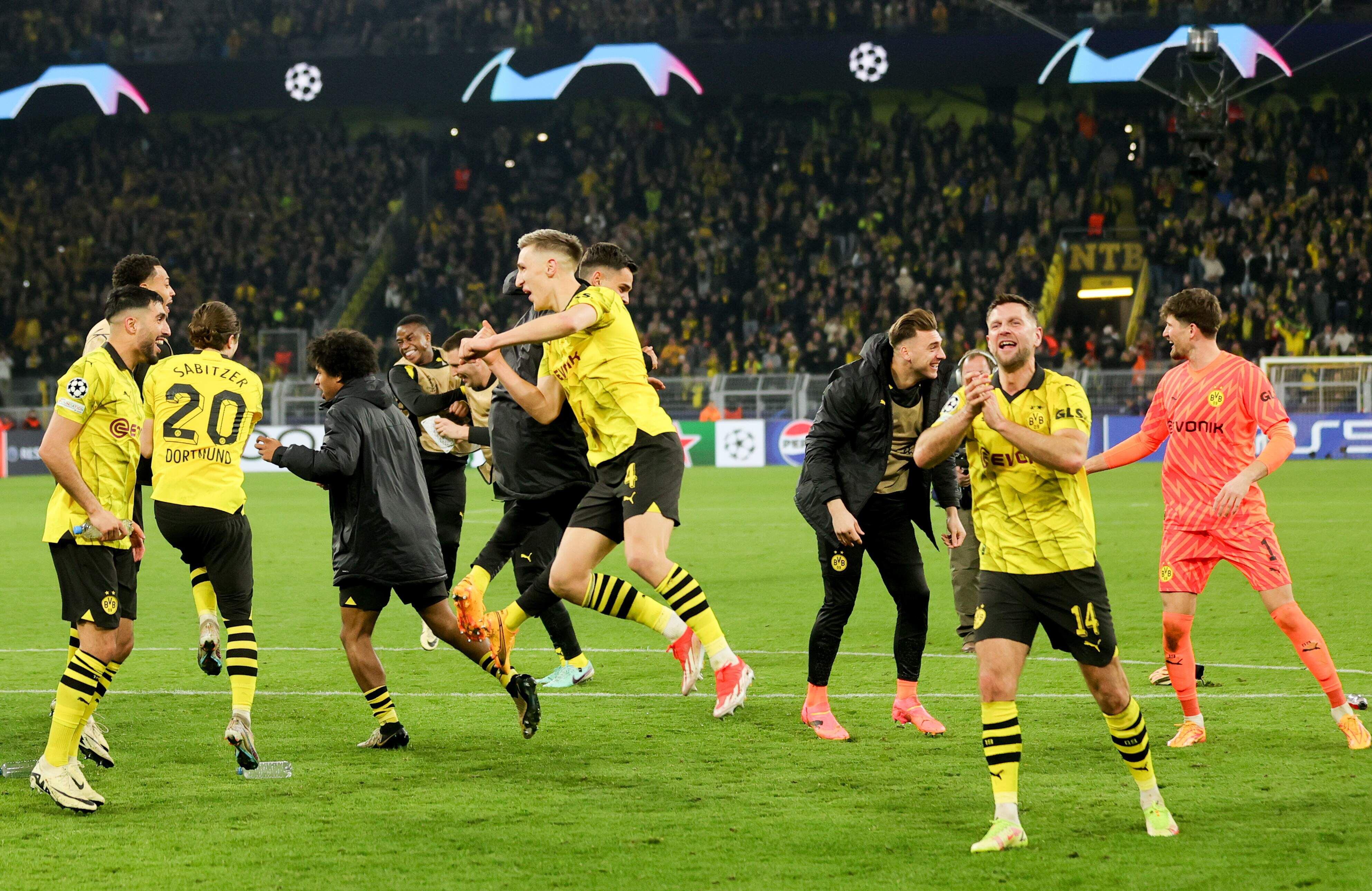 Los futbolistas del Borussia Dortmund celebran la victoria y clasificación en un partido frente al Atlético Madrid por la vuelta de los cuartos de final de la Liga de Campeones en el estadio Signal Iduna Park, en Dortmund, Alemania.