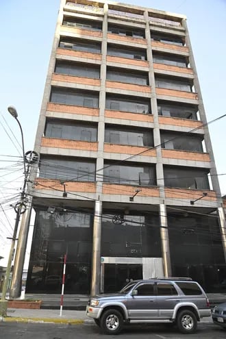 Edificio del ex multibanco, hoy totalmente abandonado, será refaccionado para oficinas del Ministerio de la Niñez y la Adolescencia.