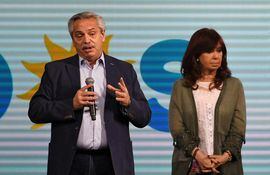 El presidente de Argentina, Alberto Fernández (i) y la vicepresidente Cristina Fernández.