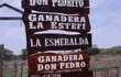 Cartel que indica el camino al establecimiento ganadero ubicado en Boquerón.