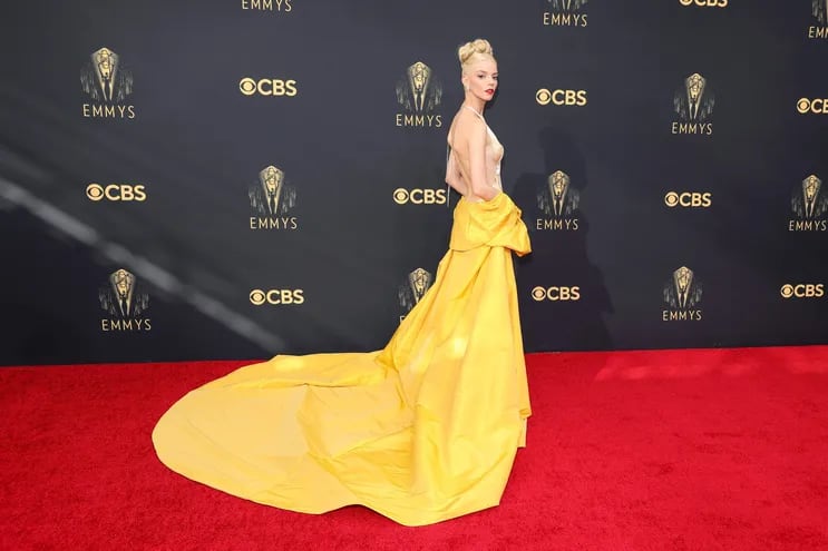 Anya Taylor-Joy deslumbró con un vestido de Dior sin espalda y de color mantequilla, combinado con un espectacular chal amarillo brillante que descendía en una larga cola.